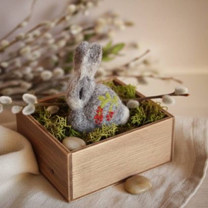 Сувенірна брошка з вовни сірий кролик Великдень 2026