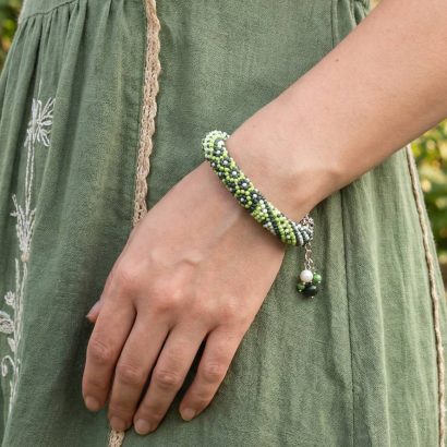 Жіночий браслет із бісеру зелений у стилі печворк