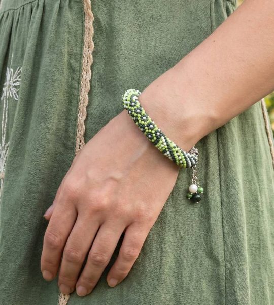 Жіночий браслет із бісеру зелений у стилі печворк
