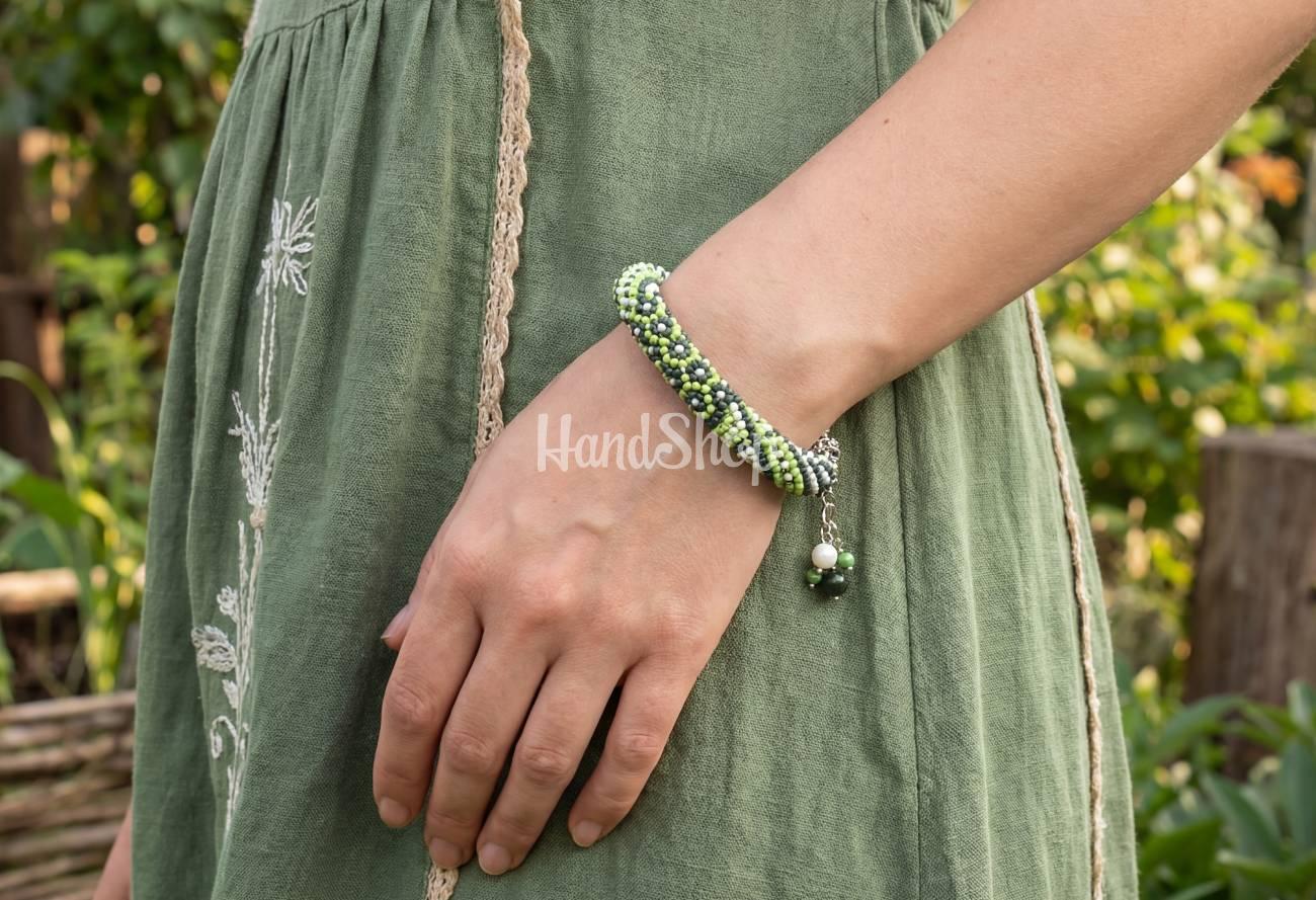 Жіночий браслет із бісеру зелений у стилі печворк Жіночий браслет із бісеру зелений у стилі печворк