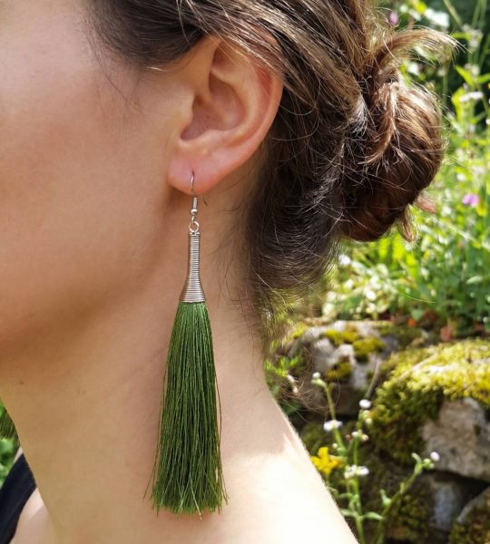 Жіночі сережки пензлики довгі зелені шовкові нитки