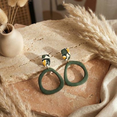 Жіночі стильні круглі зелені сережки з полімерної глини