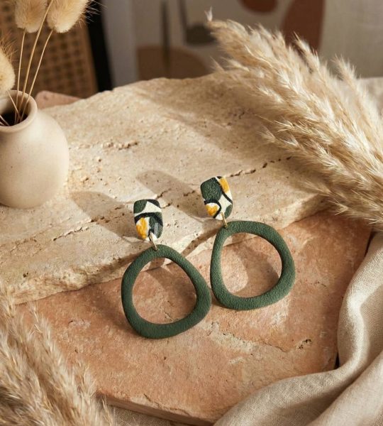 Жіночі стильні круглі зелені сережки з полімерної глини