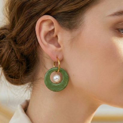 Стильні жіночі сережки круглі зелені глина та річкові перли