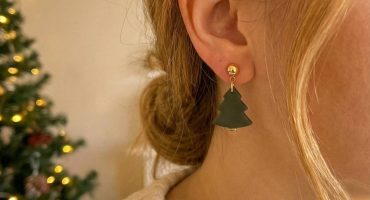 Елегантні сережки ялинки з глини - доречні протягом усієї зими, додаючи образу вишуканого сезонного акценту Елегантні сережки ялинки з глини - доречні протягом усієї зими, додаючи образу вишуканого сезонного акценту