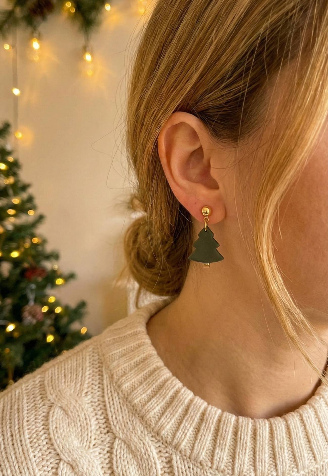 Елегантні сережки ялинки з глини - доречні протягом усієї зими, додаючи образу вишуканого сезонного акценту