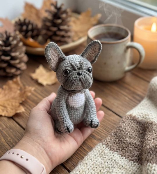Авторська іграшка в’язаний пес сірий французький бульдог