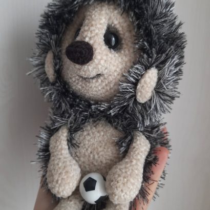 В’язана авторська м’яка іграшка їжачок футболіст з м'ячем