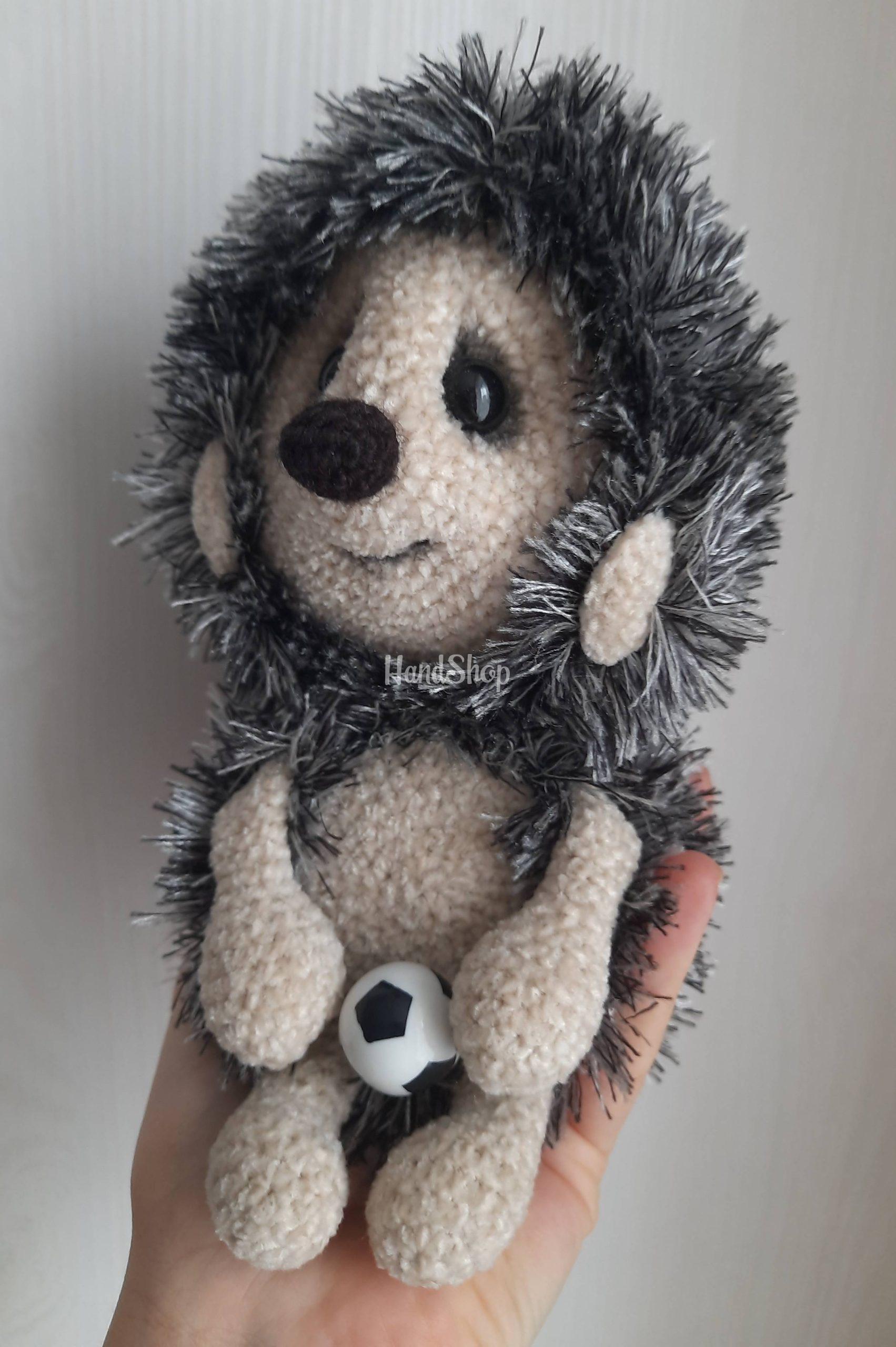 В’язана авторська м’яка іграшка їжачок футболіст з м'ячем В’язана авторська м’яка іграшка їжачок футболіст з м'ячем