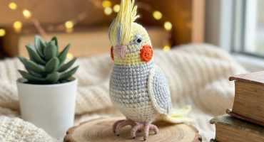 М’яка в'язана іграшка-папужка у стилі корели: чарівний сувенір для любителів птахів, який приносить тепло та радість у дім М’яка в'язана іграшка-папужка у стилі корели: чарівний сувенір для любителів птахів, який приносить тепло та радість у дім