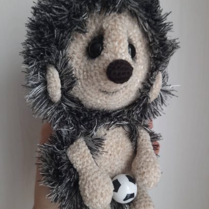 В’язана авторська м’яка іграшка їжачок футболіст з м'ячем