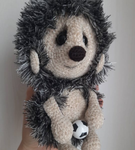 В’язана авторська м’яка іграшка їжачок футболіст з м'ячем