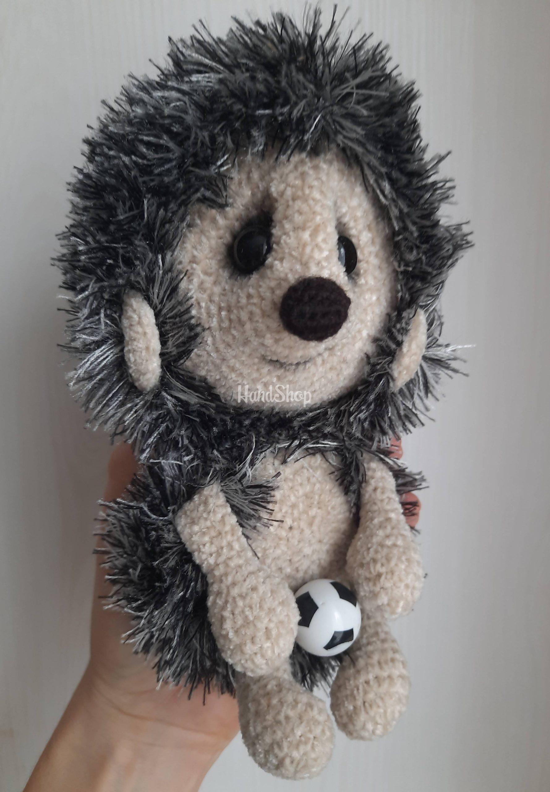 В’язана авторська м’яка іграшка їжачок футболіст з м'ячем В’язана авторська м’яка іграшка їжачок футболіст з м'ячем
