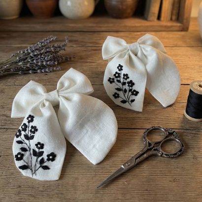 Пара дитячих бантів ручна вишивка чорні квіти, льон 2 шт