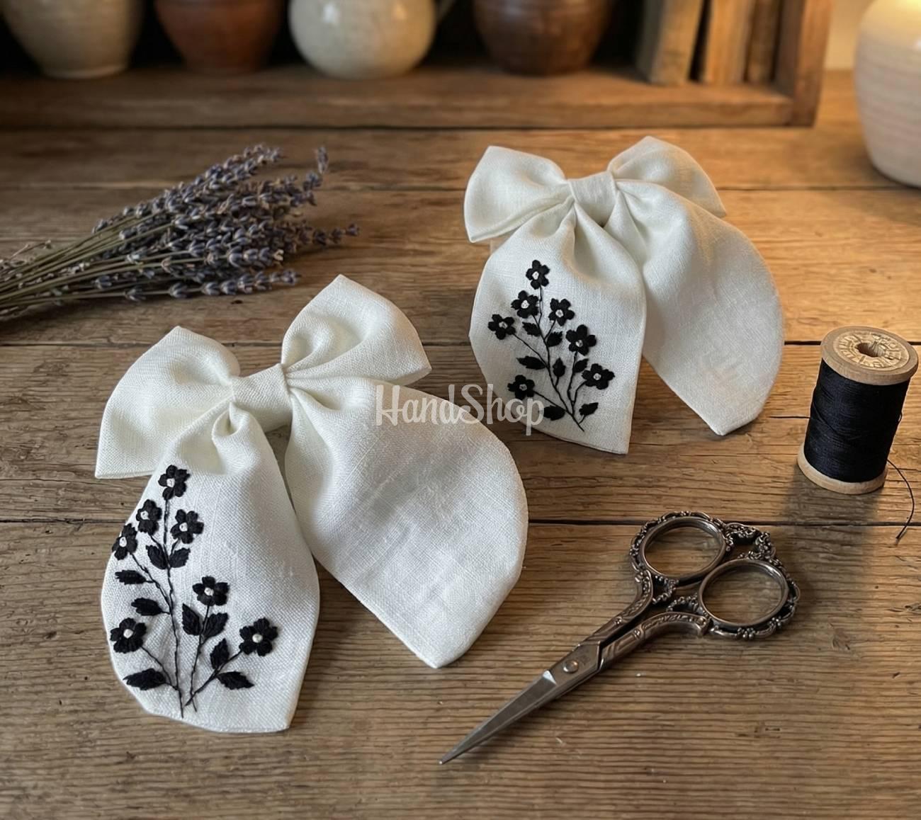 Пара дитячих бантів ручна вишивка чорні квіти, льон 2 шт Пара дитячих бантів ручна вишивка чорні квіти, льон 2 шт