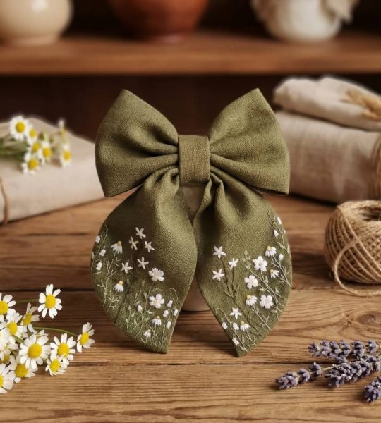 Дитячий бантик для волосся з ручною вишивкою ромашки