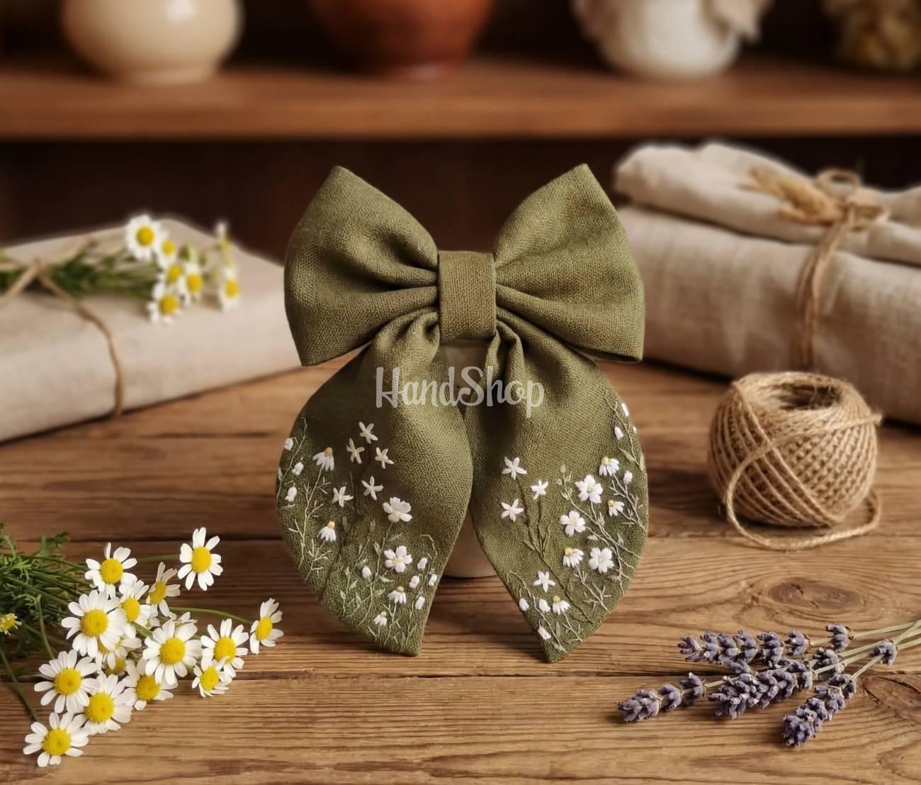 Дитячий бантик для волосся з ручною вишивкою ромашки Дитячий бантик для волосся з ручною вишивкою ромашки