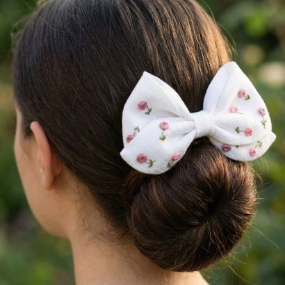 Дитячий білий бантик для волосся ручна вишивка квіточки