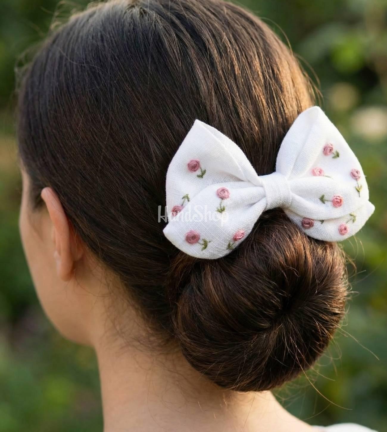 Дитячий білий бантик для волосся ручна вишивка квіточки Дитячий білий бантик для волосся ручна вишивка квіточки