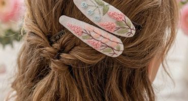 Весняна ніжність у кожному стібку: авторська пара дитячих заколок з ручною флористичною вишивкою Весняна ніжність у кожному стібку: авторська пара дитячих заколок з ручною флористичною вишивкою