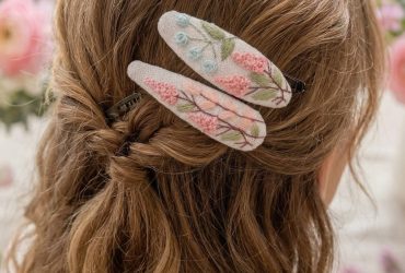 Весняна ніжність у кожному стібку: авторська пара дитячих заколок з ручною флористичною вишивкою Весняна ніжність у кожному стібку: авторська пара дитячих заколок з ручною флористичною вишивкою