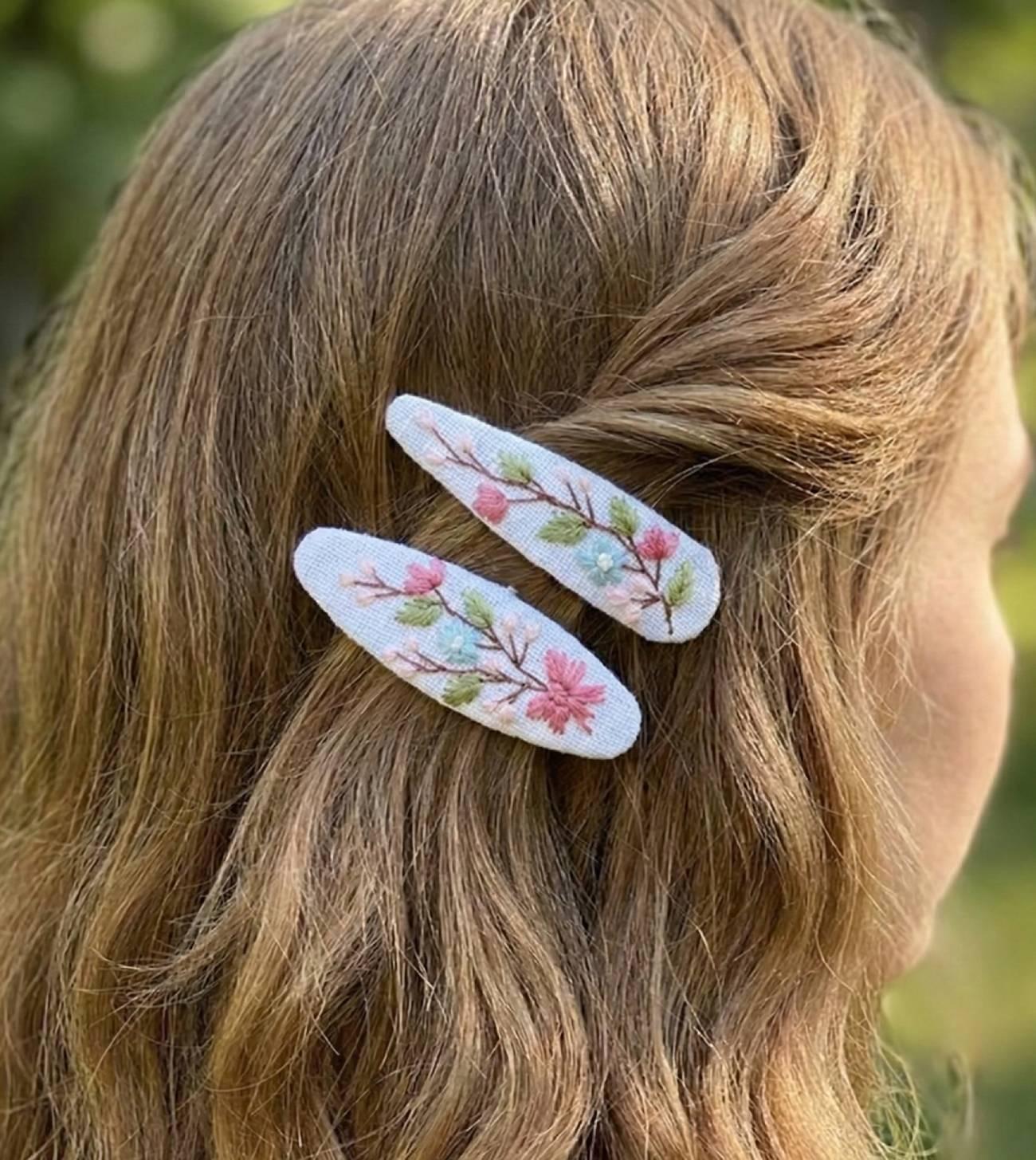 Пара дитячих заколочок для волосся квіти ручна вишивка Пара дитячих заколочок для волосся квіти ручна вишивка