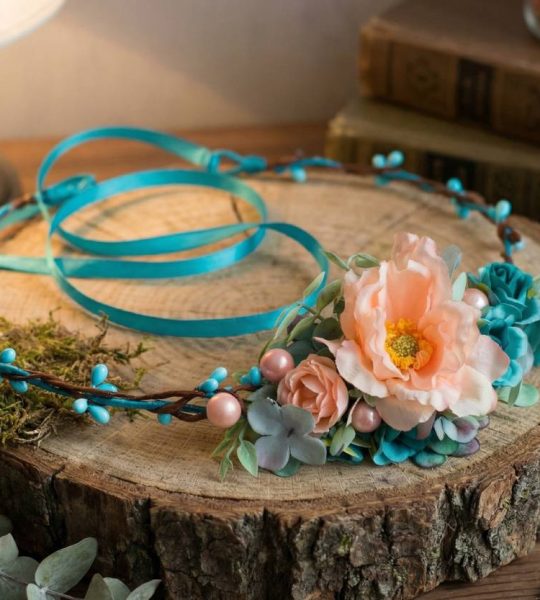 Вінок для волосся з великими декоративними квітами