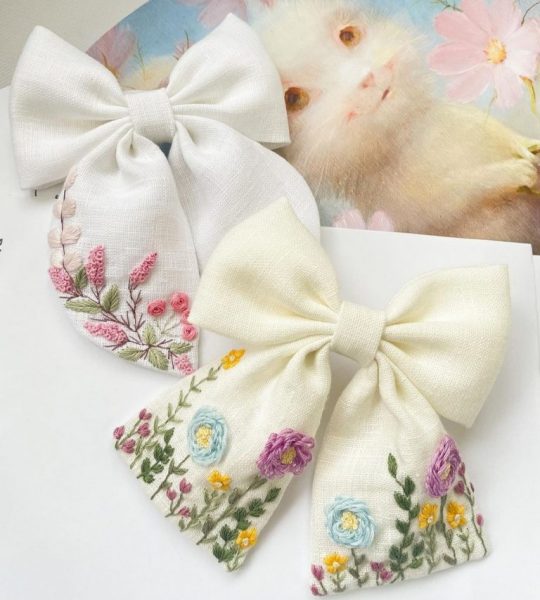 Дитячий бант для волосся ручна вишивка рожеві квіти
