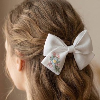 Білий бантик для волосся дитячий ручна вишивка квіточки