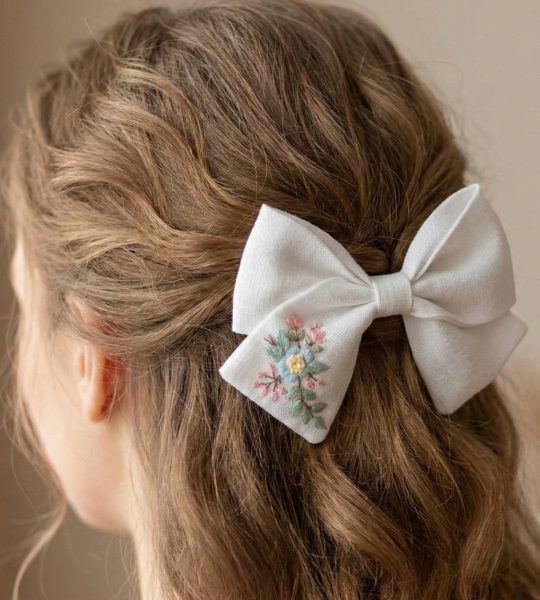 Білий бантик для волосся дитячий ручна вишивка квіточки
