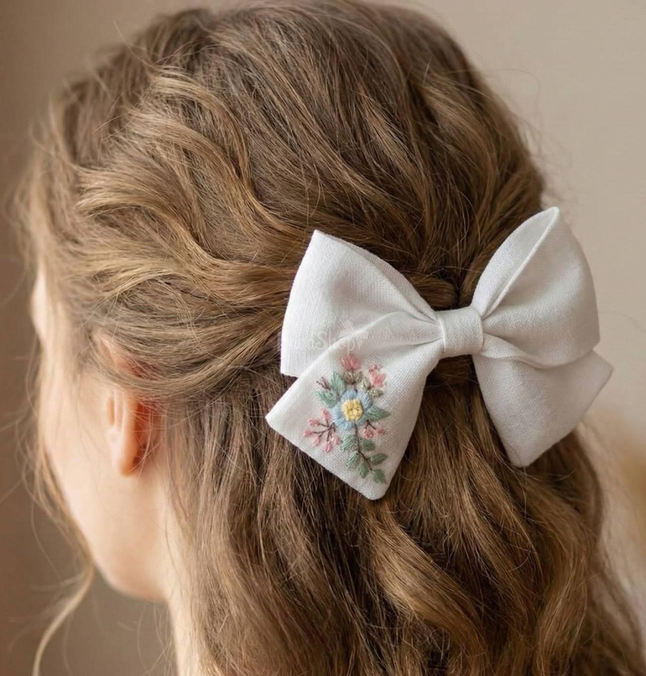Білий бантик для волосся дитячий ручна вишивка квіточки Білий бантик для волосся дитячий ручна вишивка квіточки