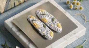 Подарунок донечці квіти ромашки - дитяча заколка клік-клак з авторською ручною вишивкою на блакитному льоні