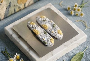 Подарунок донечці квіти ромашки - дитяча заколка клік-клак з авторською ручною вишивкою на блакитному льоні