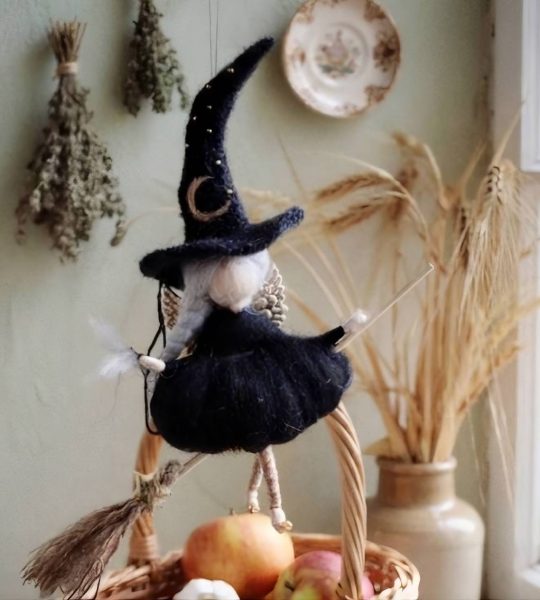 Авторская мини кукла ведьмочка из шерсти на метле Halloween 2027
