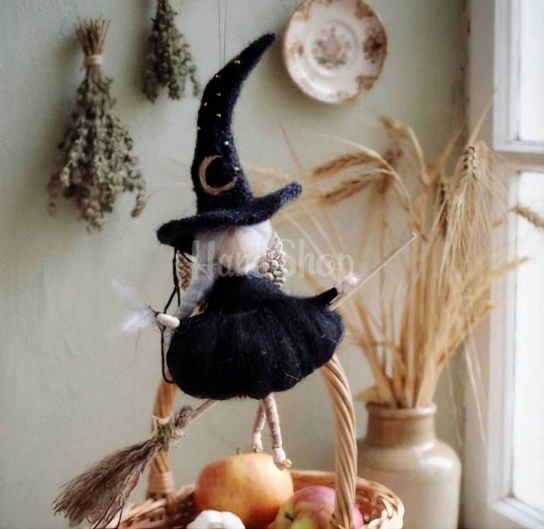 Авторская мини кукла ведьмочка из шерсти на метле Halloween 2027 — фото 1