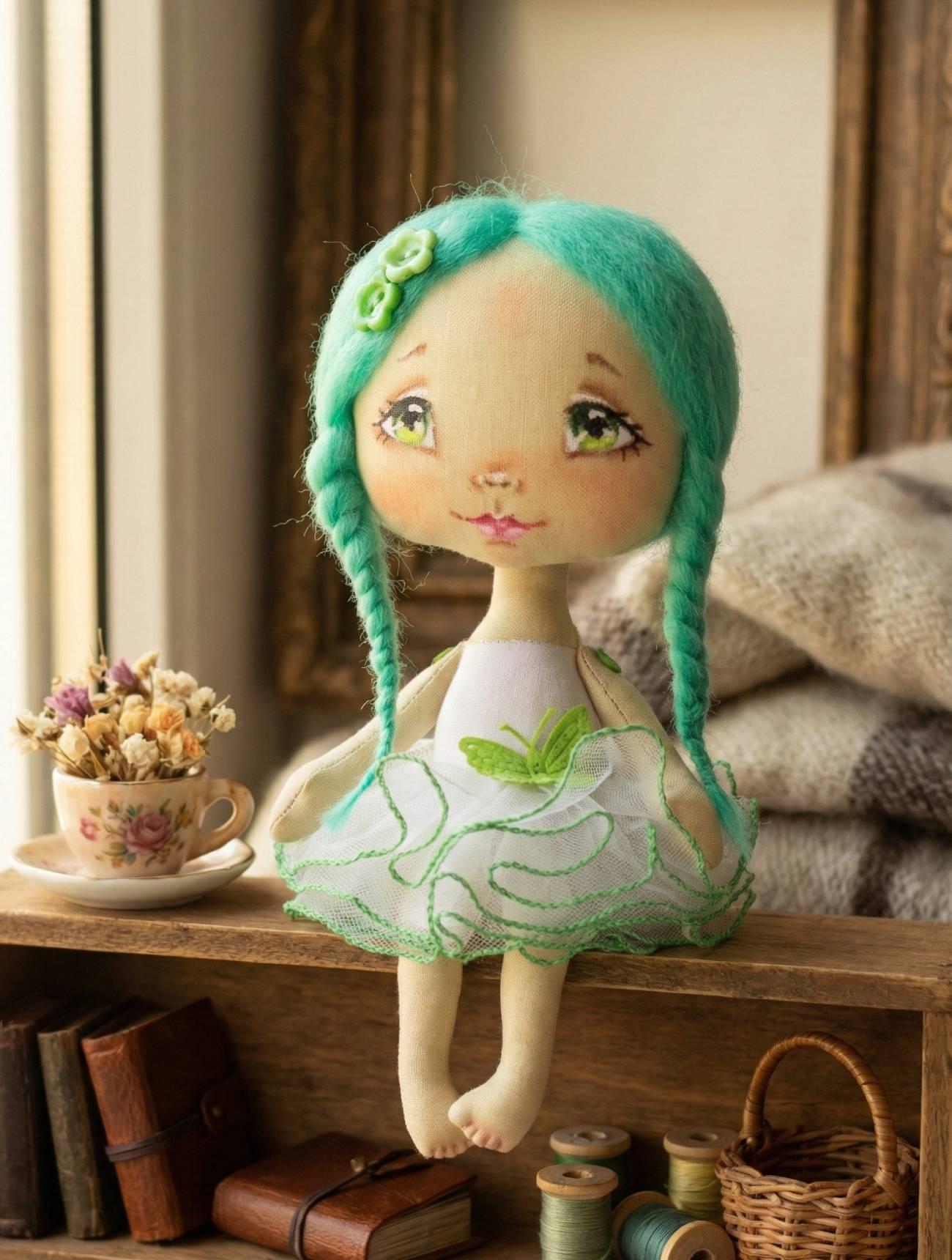 Маленька текстильна лялька сувенірна з бірюзовим волоссям Маленька текстильна лялька сувенірна з бірюзовим волоссям