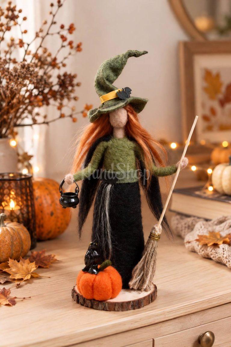 Авторська руда лялька відьмочка з вовни на підставці Halloween 2027 — фото 1