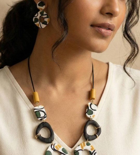 Набір жіночих прикрас сережки та намисто геометрія глина