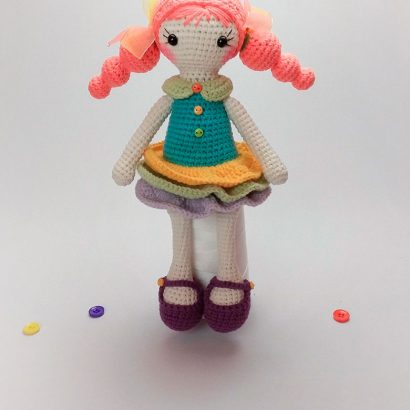 Вязанная кукла в разноцветном платьице ручной работы