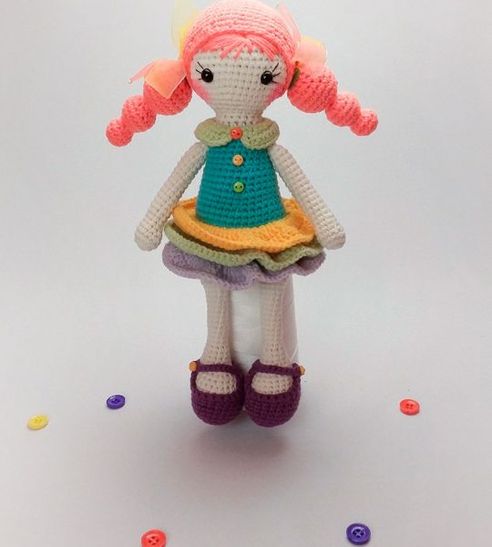 Вязанная кукла в разноцветном платьице ручной работы