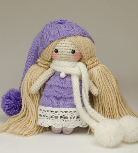 Вязаная кукла крючком блондинка в фиолетовом платье