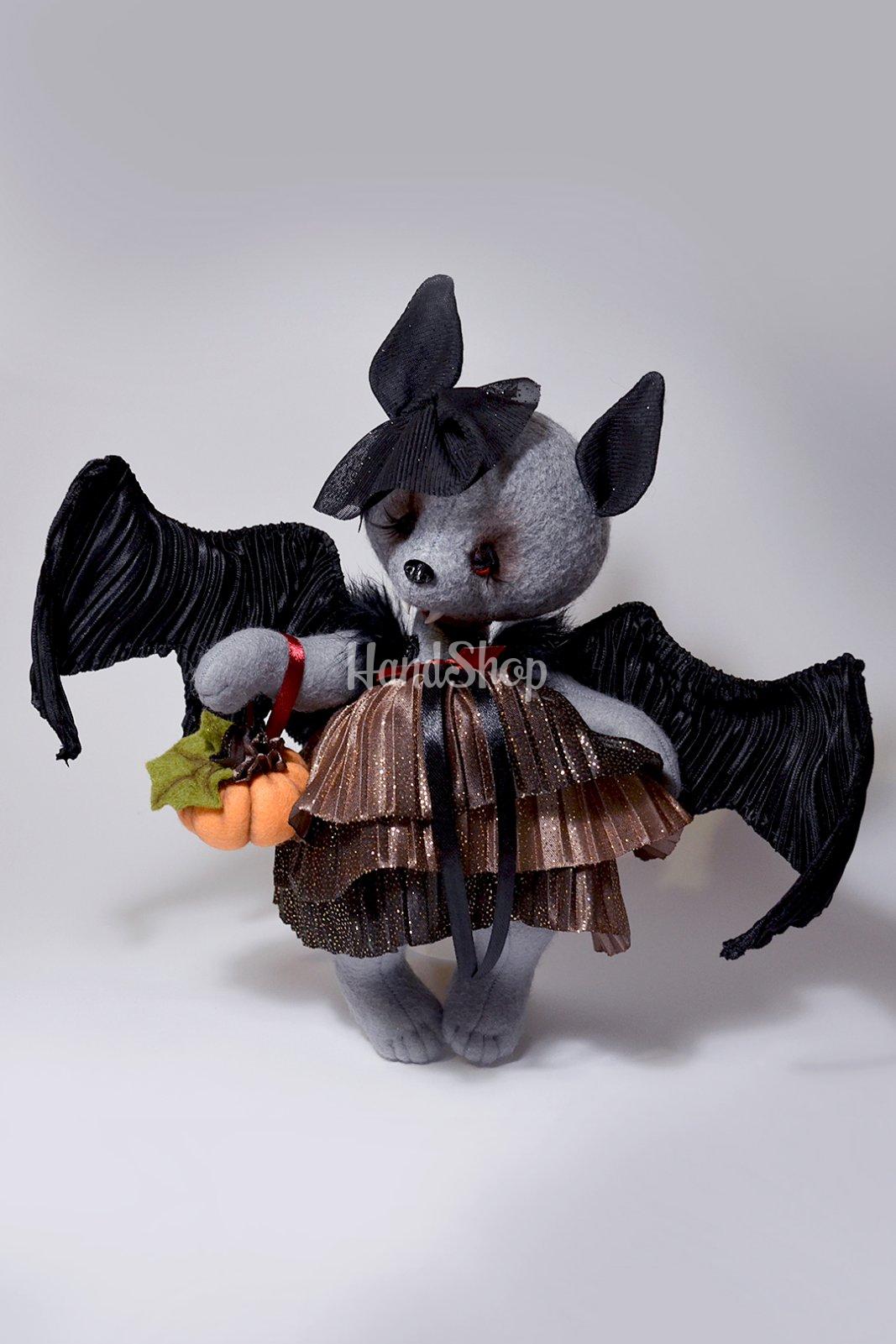 Символ свята осені Halloween: м'яка іграшка чорний кажан з тиквою з фетру