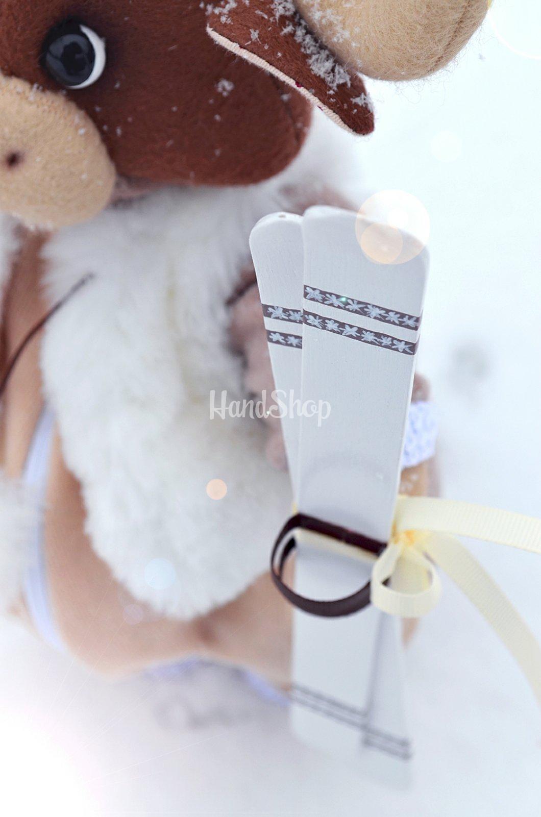 Игрушка мягкая лось с лыжами Игрушка мягкая лось с лыжами