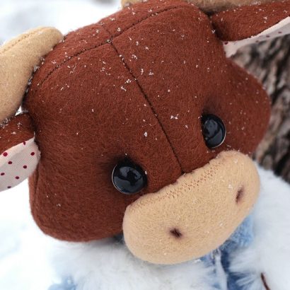 Игрушка мягкая лось в комбинезоне с лыжами