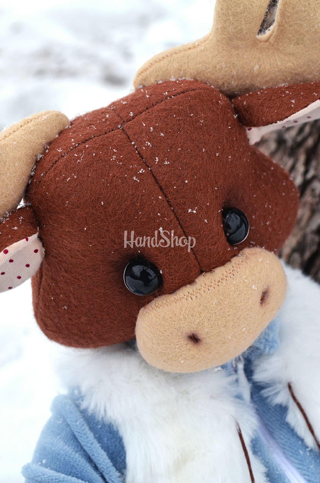 Игрушка мягкая лось в комбинезоне с лыжами Игрушка мягкая лось в комбинезоне с лыжами