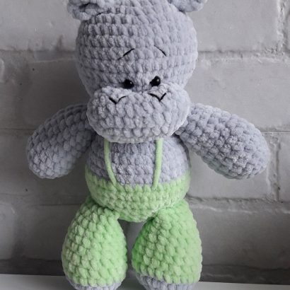 Детская вязанная игрушка бегемот крючком в комбинезоне