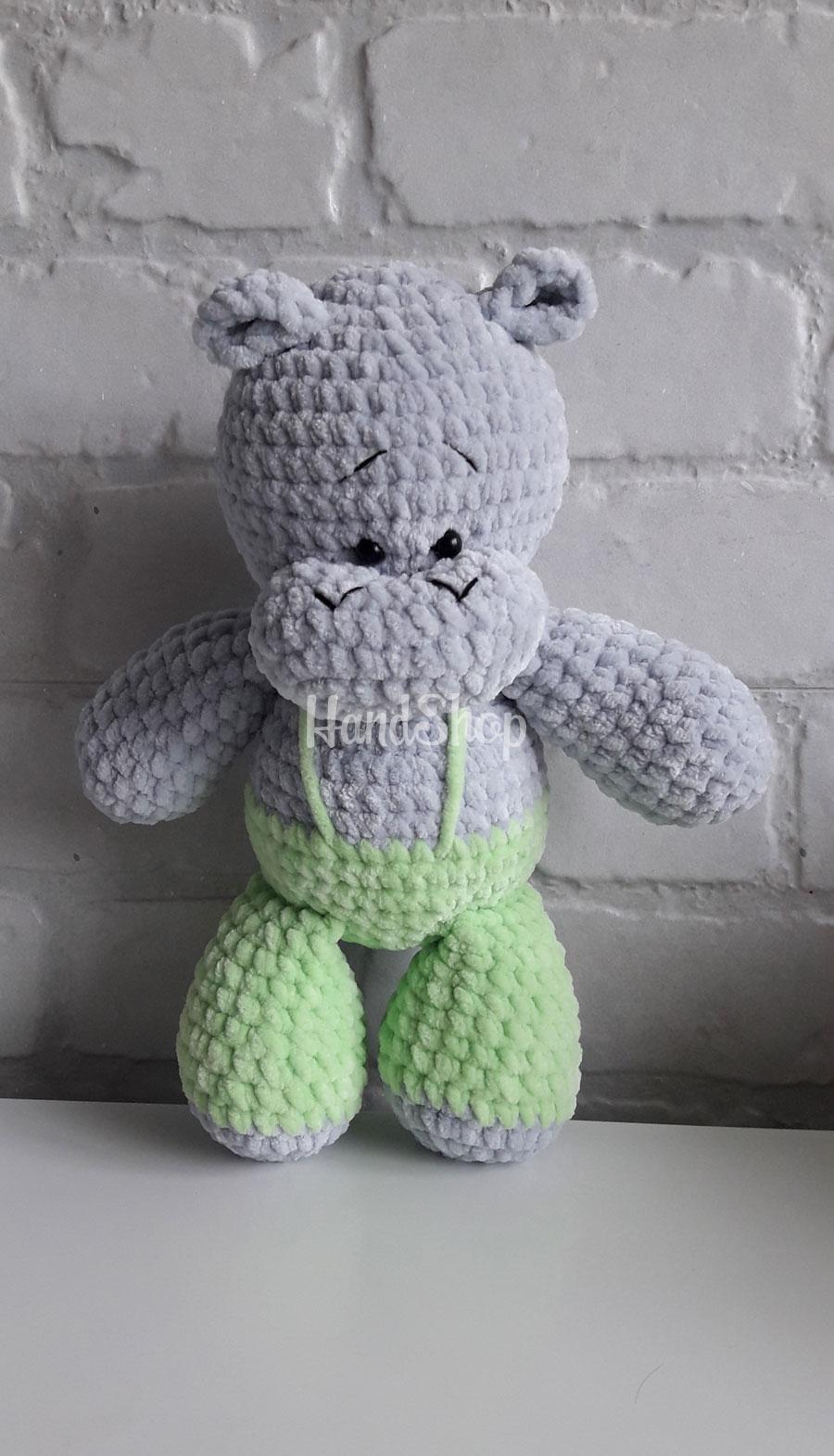 Детская вязанная игрушка бегемот крючком в комбинезоне Детская вязанная игрушка бегемот крючком в комбинезоне