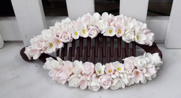 Повернення до школи зі стилем: заколка банан для волосся з рожевими трояндами на 1 вересня
