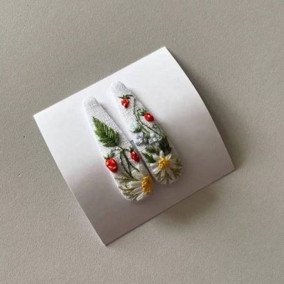 Пара заколок для волосся квіти ромашки та полуничка, ручна вишивка