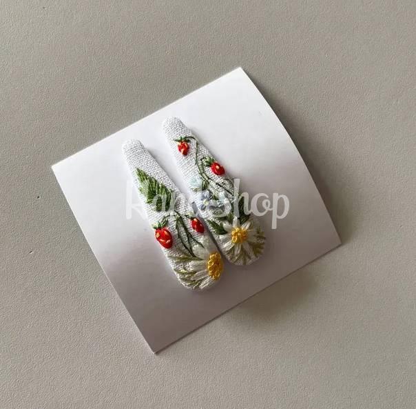 Пара заколок для волосся квіти ромашки та полуничка, ручна вишивка Пара заколок для волосся квіти ромашки та полуничка, ручна вишивка